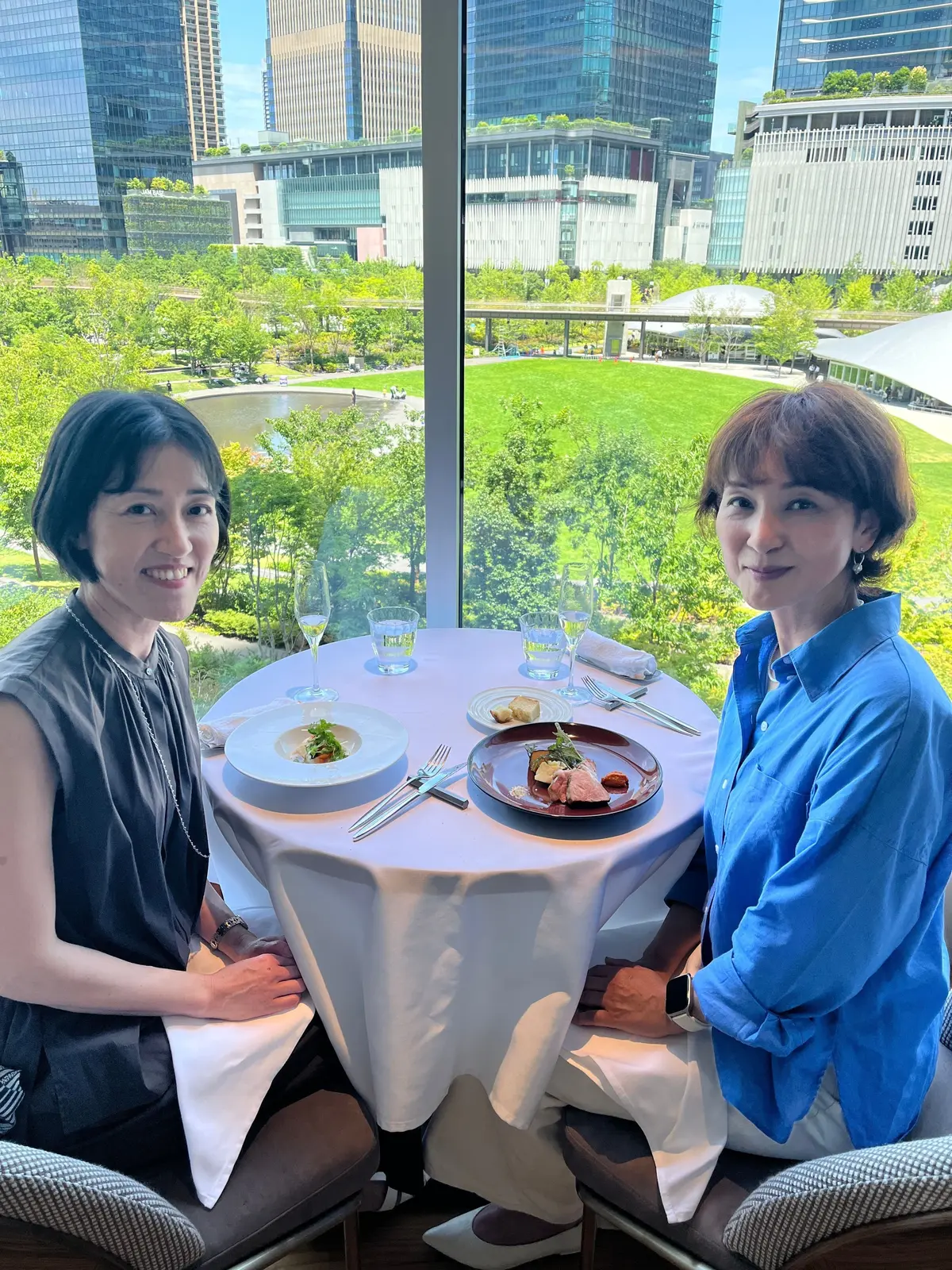高層ビルをバックにetsukoさんとyako