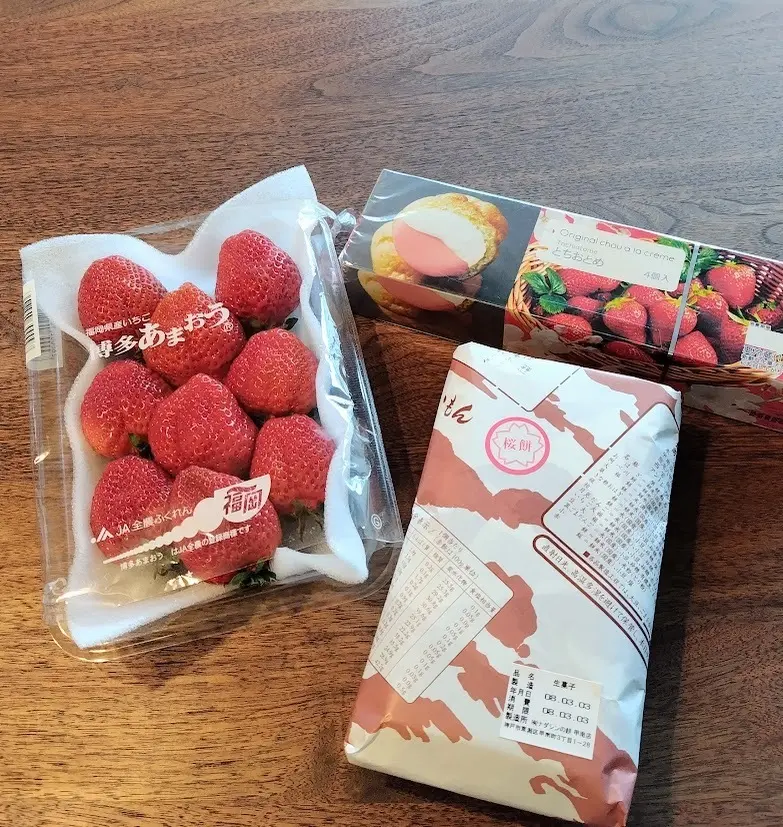 ナダシンの餅　桜餅　あまおう　ヒロタのとちおとめシュークリーム