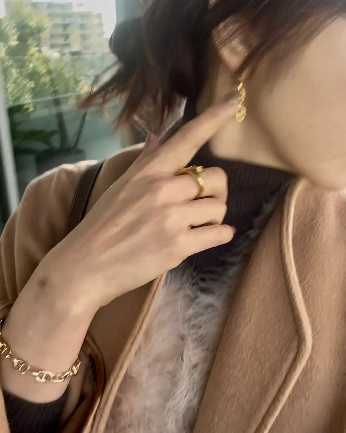 アクセサリーはゴールド系