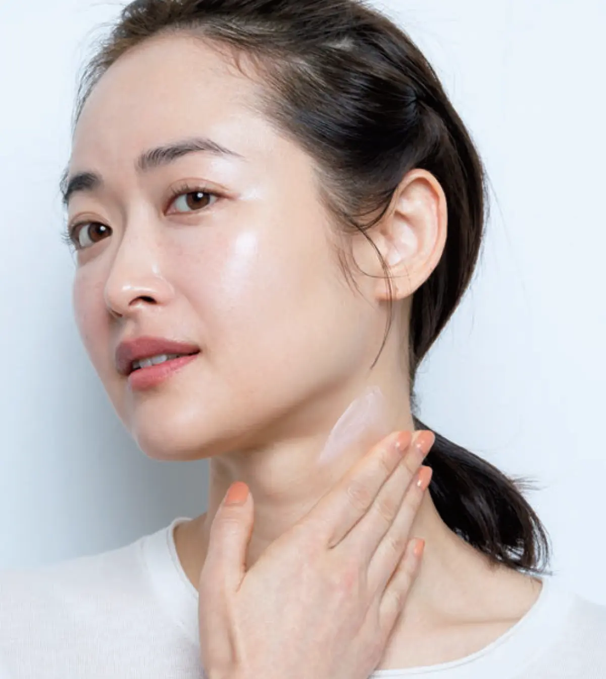 顔とトーンをそろえるため首にも　50代の“年相応”ベースメイク、長井かおりの最適解
