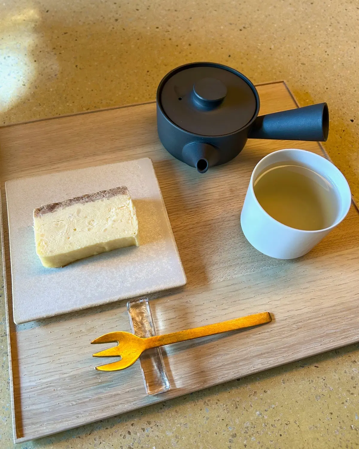 トレンチコート＆スニーカーコーデで早春のの画像_8