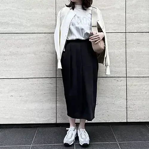 気候がゆらぐ時季には、スナップカーデを持ち歩きたい