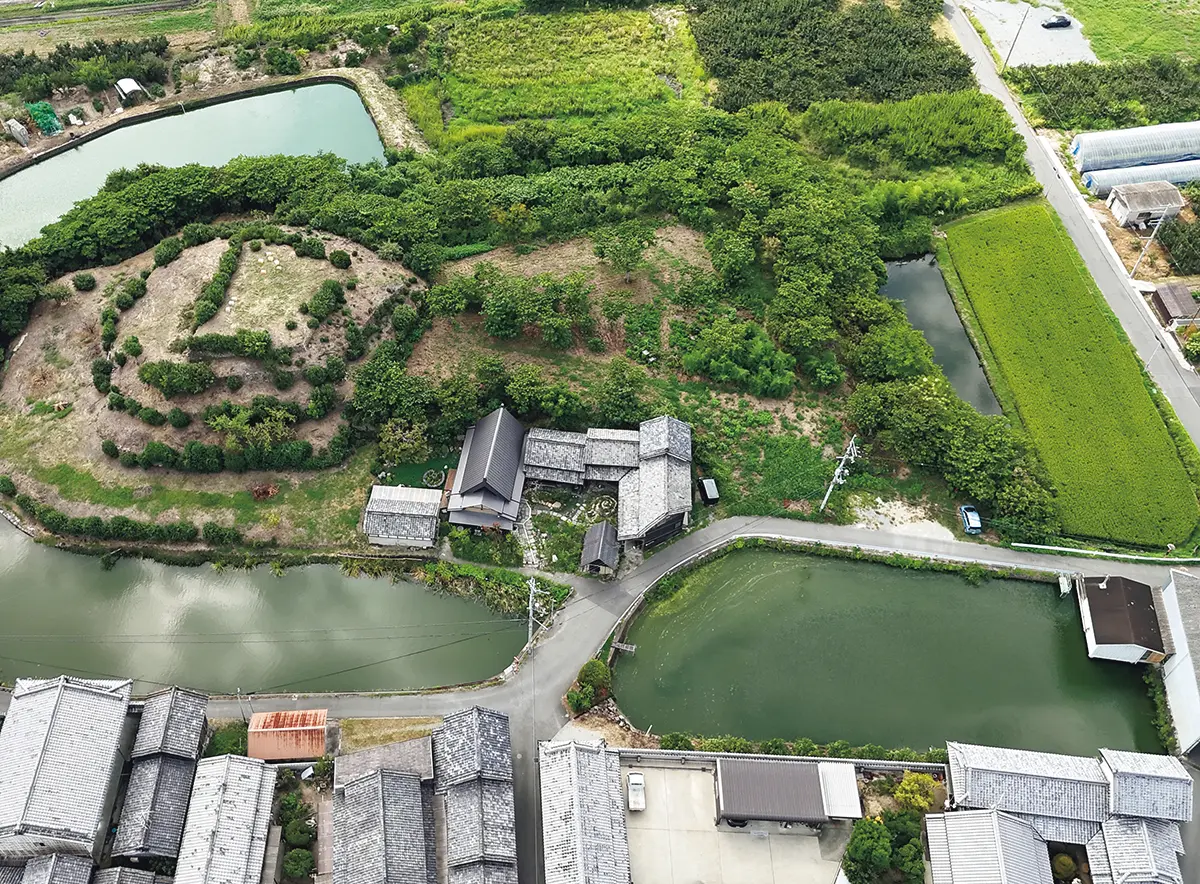 6世紀前半に築造された前方後円墳のふもとにたたずむ、4組だけの 小さな宿