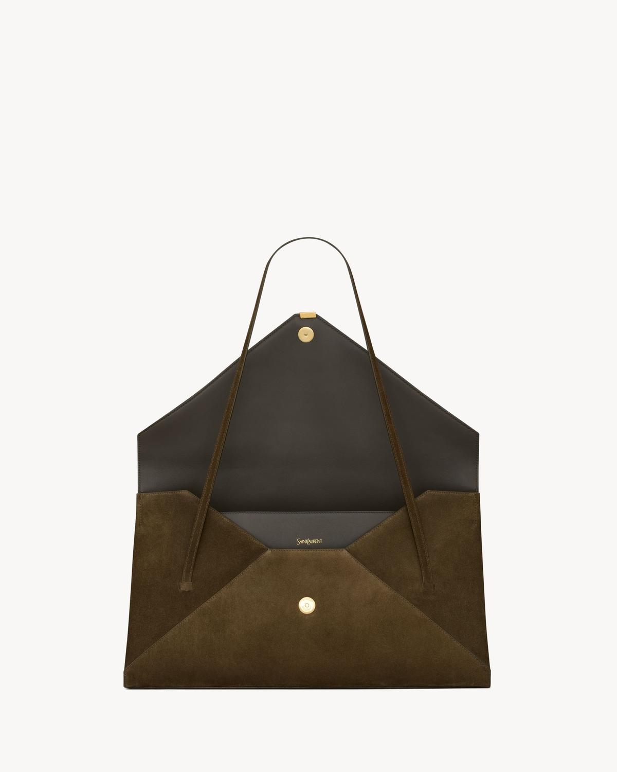 Saint Laurentの、濃い緑色のスエード製ショッピングバッグ。上部は黒のレザーで覆われ、ゴールドのパーツがアクセント。長めのハンドルがついており、開いたデザイン。