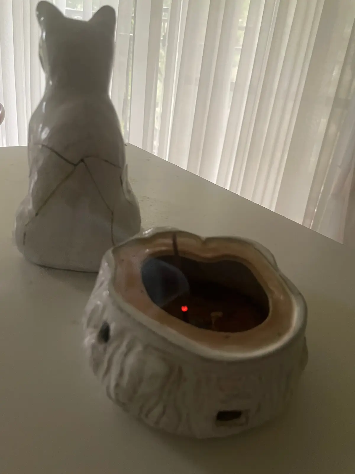 猫族ネコ科一家御用達「ASTIER de VILLATTE」の香炉 後から見た写真　エクラ編集部員の偏愛名品図鑑