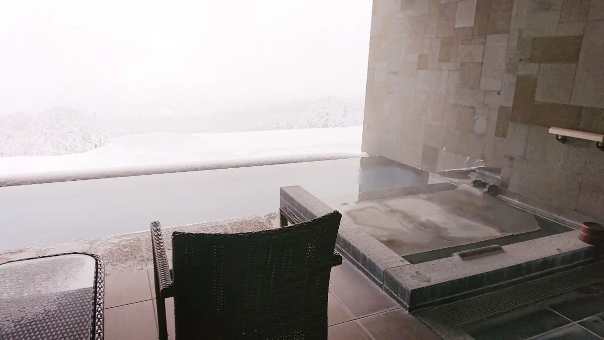 客室露天風呂付きのお部屋で、スキーをするの画像_6