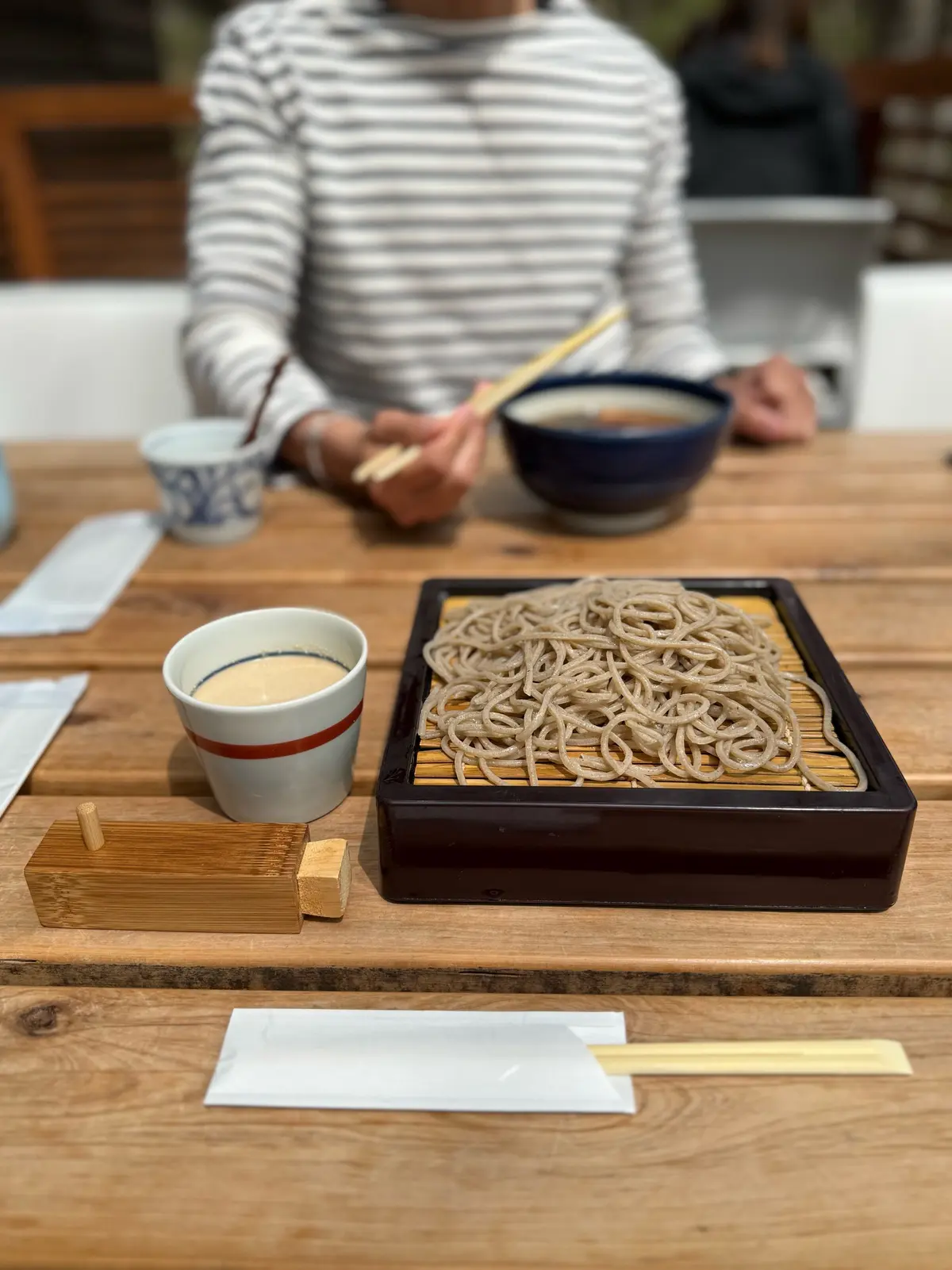軽井沢　ハルニレテラス　せきれい橋川上庵　テラス　お蕎麦