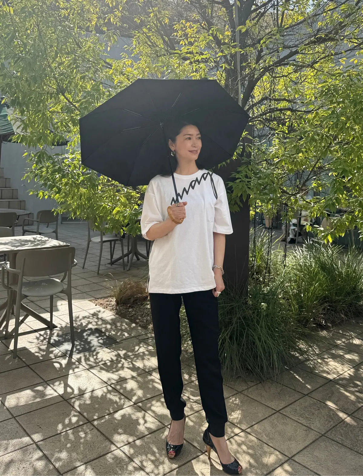 エクラ 華組　根村麻里さん　50代　日傘　UV対策　紫外線　日傘コーデ