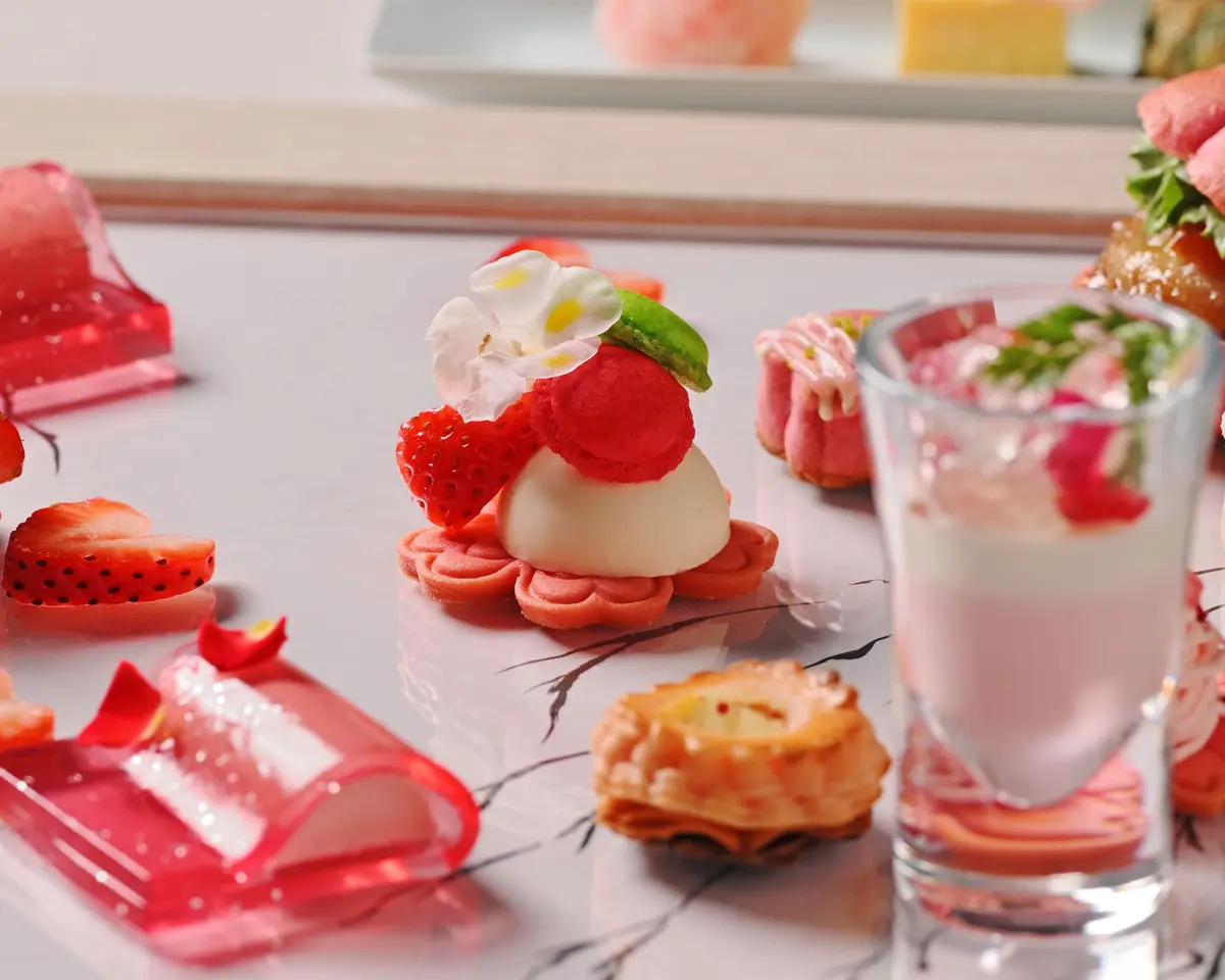 アフタヌーンティー　ザ・プリンス京都宝ヶ池 苺とショコラブランのテリーヌ 苺とシャルトリューズのシャルロット