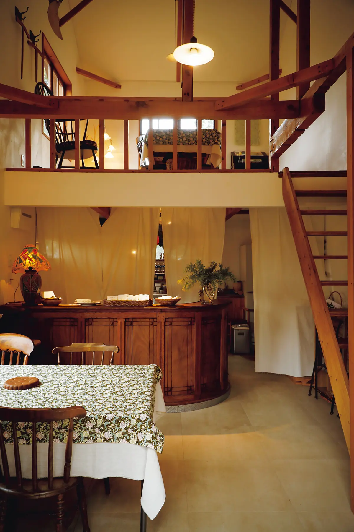 母 屋には見晴らしのいい2階席も