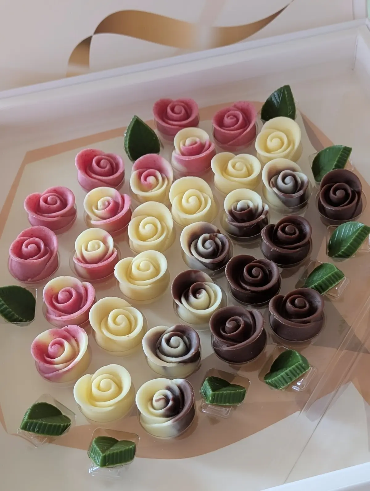 小さな薔薇は一粒ずつ丁寧に作られていて、とても繊細。     フルーティーな酸味のあるラズベリー、やさしい甘さのミルクチョコレート、ホワイトチョコレート、抹茶風味など、さまざまフレーバーが楽しめます。