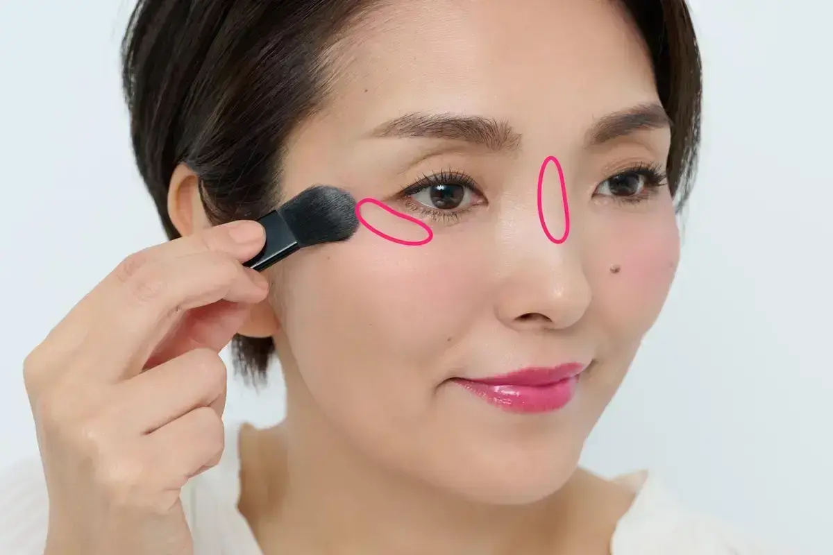 ハイライトで顔にメリハリをつけます