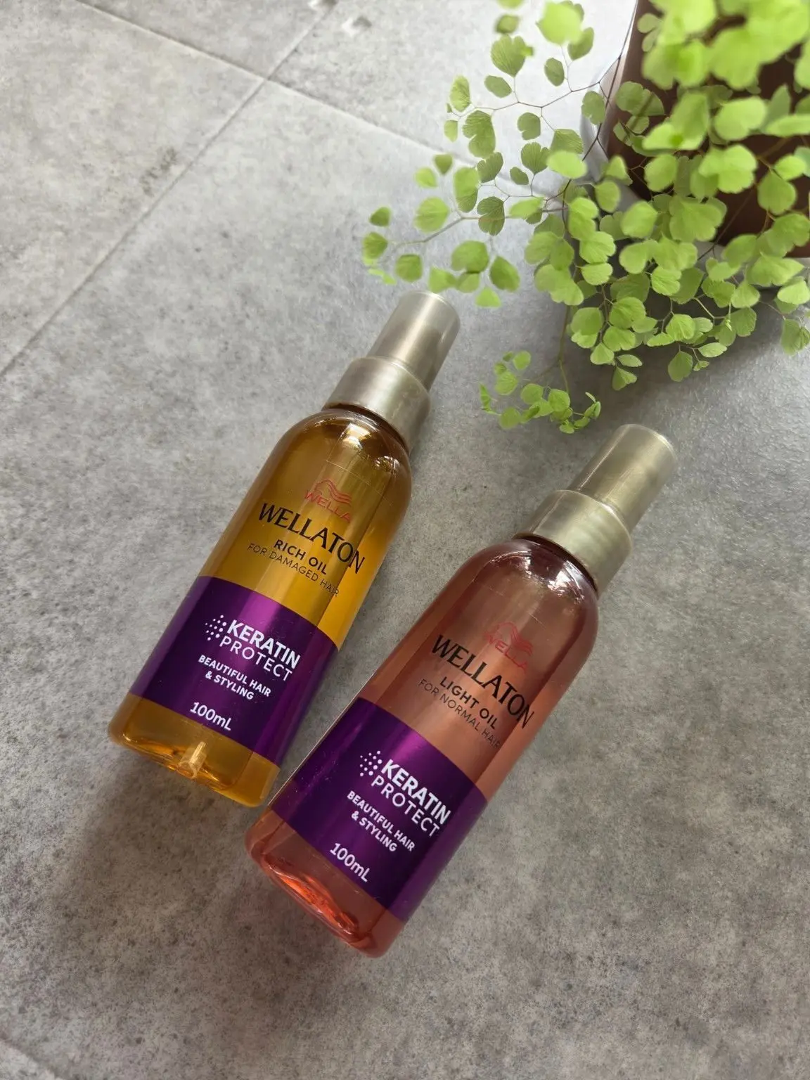 Wella Wellatonのヘアオイル2本。左はオレンジ色のボトルで「Rich Oil for Damaged Hair」、右は赤色のボトルで「Light Oil for Normal Hair」。