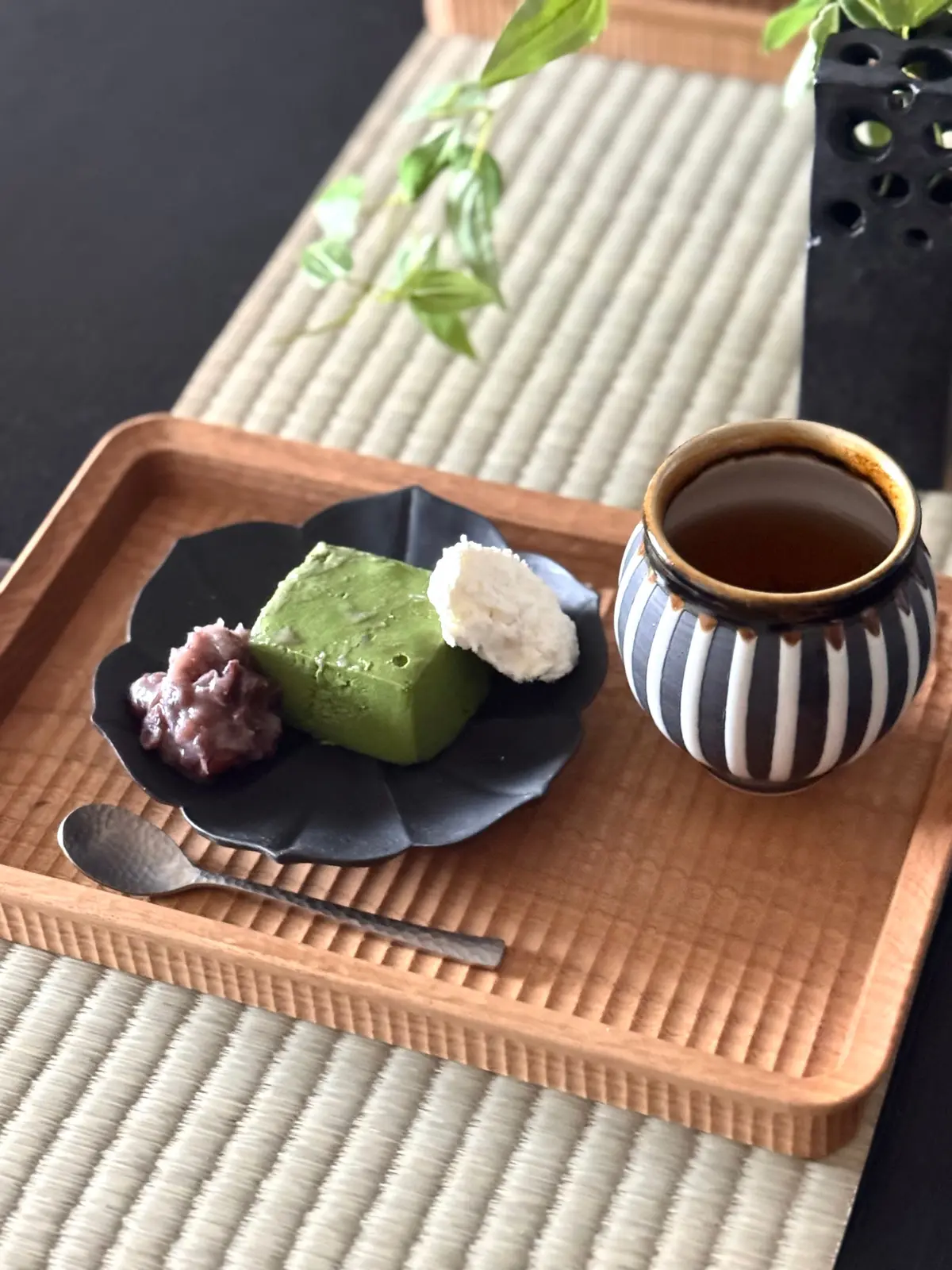 木製トレイに緑のモンブラン、紅いも、豆腐、茶色のマグカップが並ぶ和菓子とコーヒーのセット