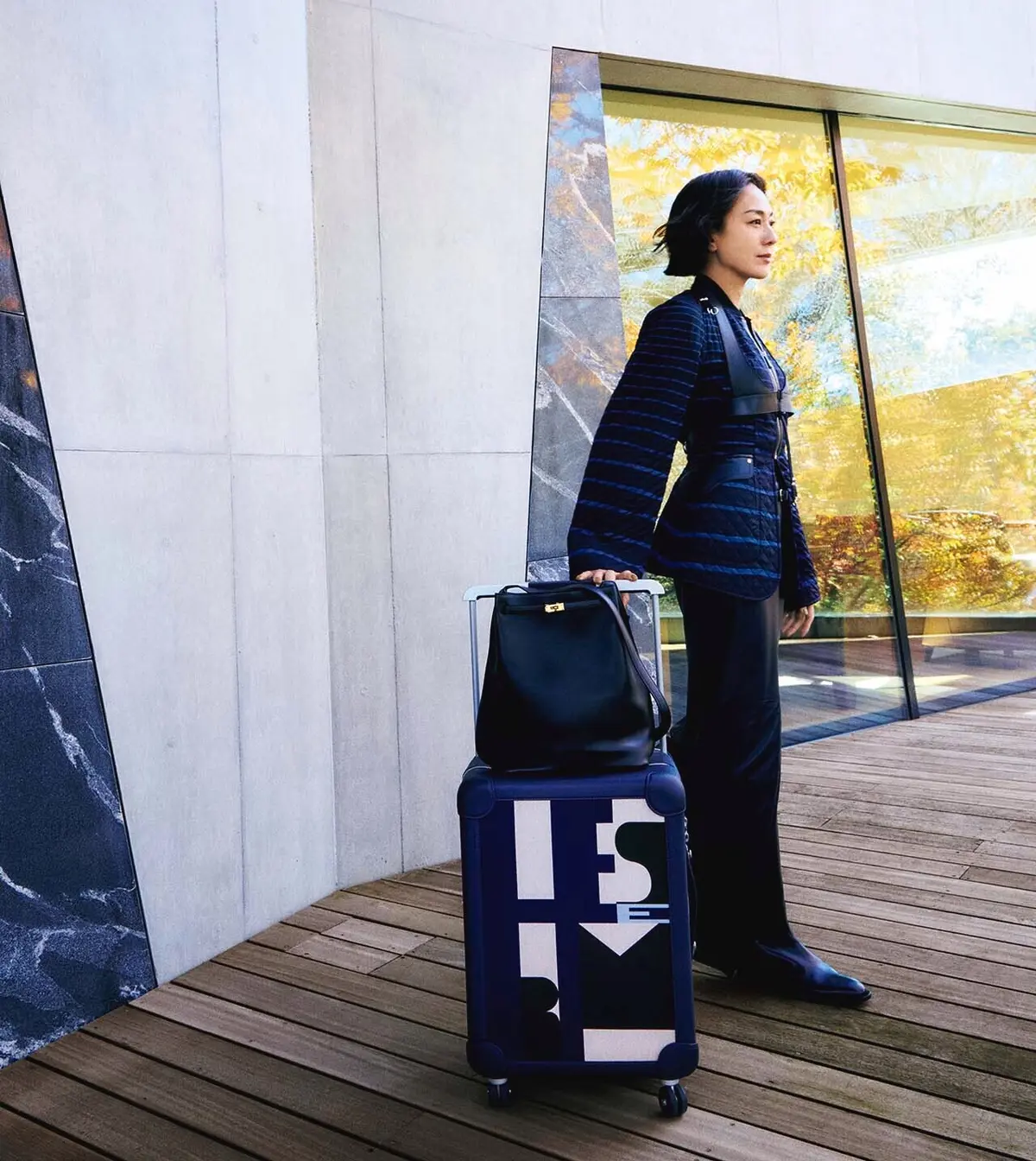 エルメスのバッグを持った板谷由夏