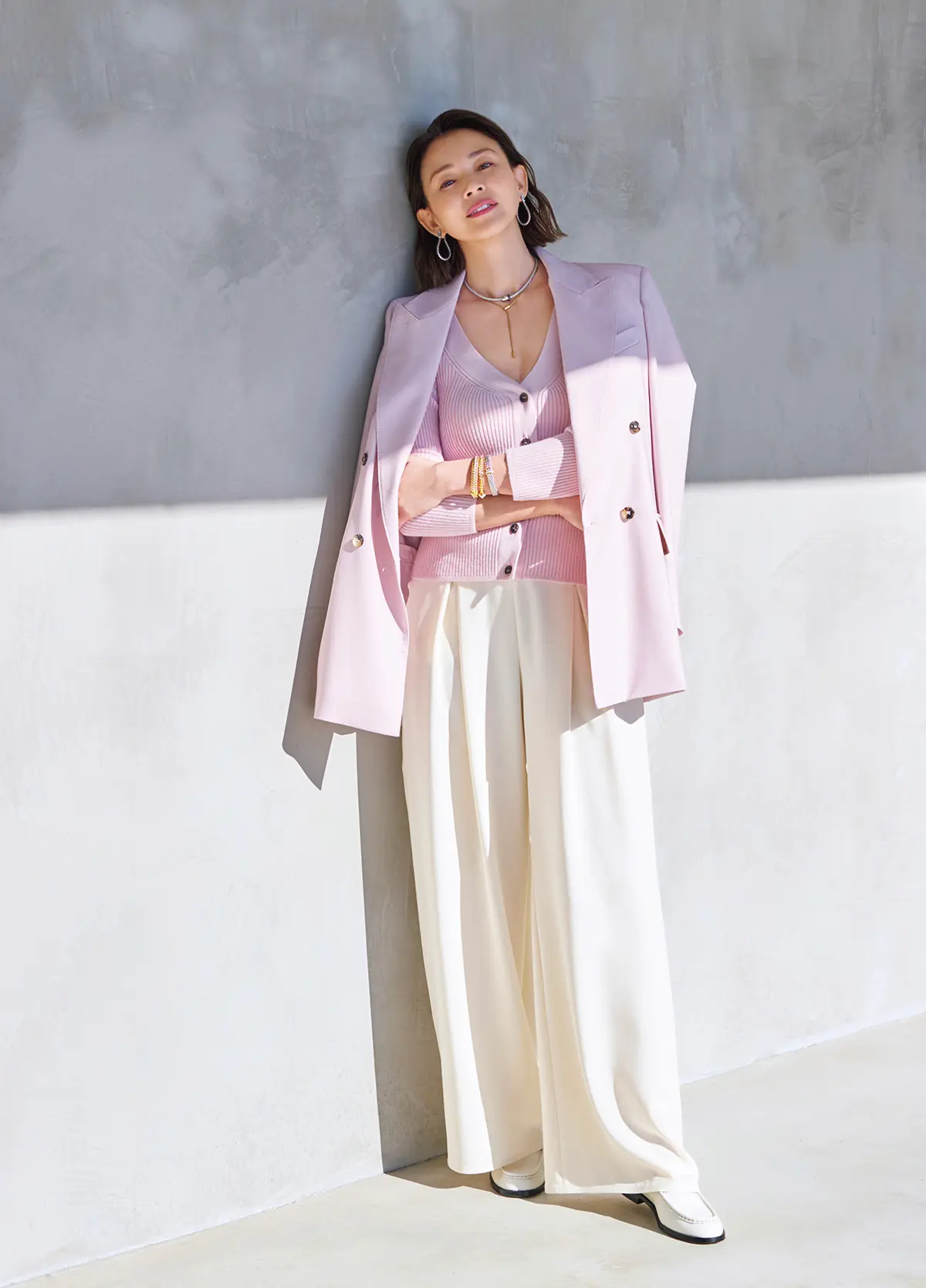 品格を携えたスマートなピンクに、 とろみホワイトで優美なキレ味を加えて