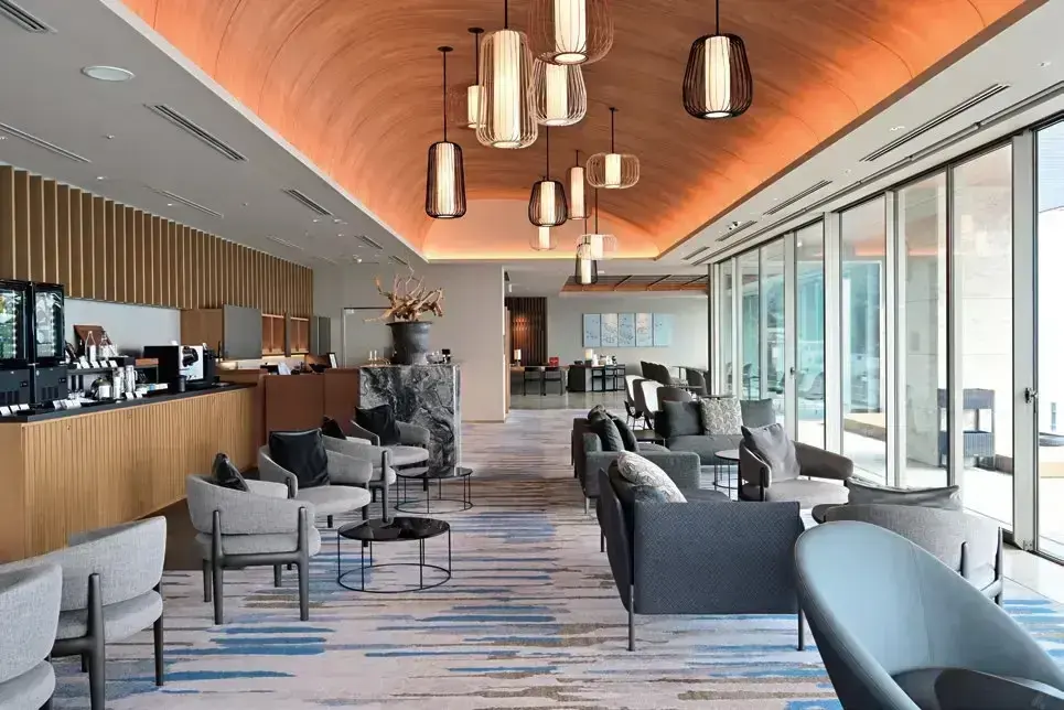 ゲストラウンジ「間（あわい）」では、各種ソフトドリンクや多彩なアルコールもフリーフロー 伊豆山 佳ら久 静岡県 熱海