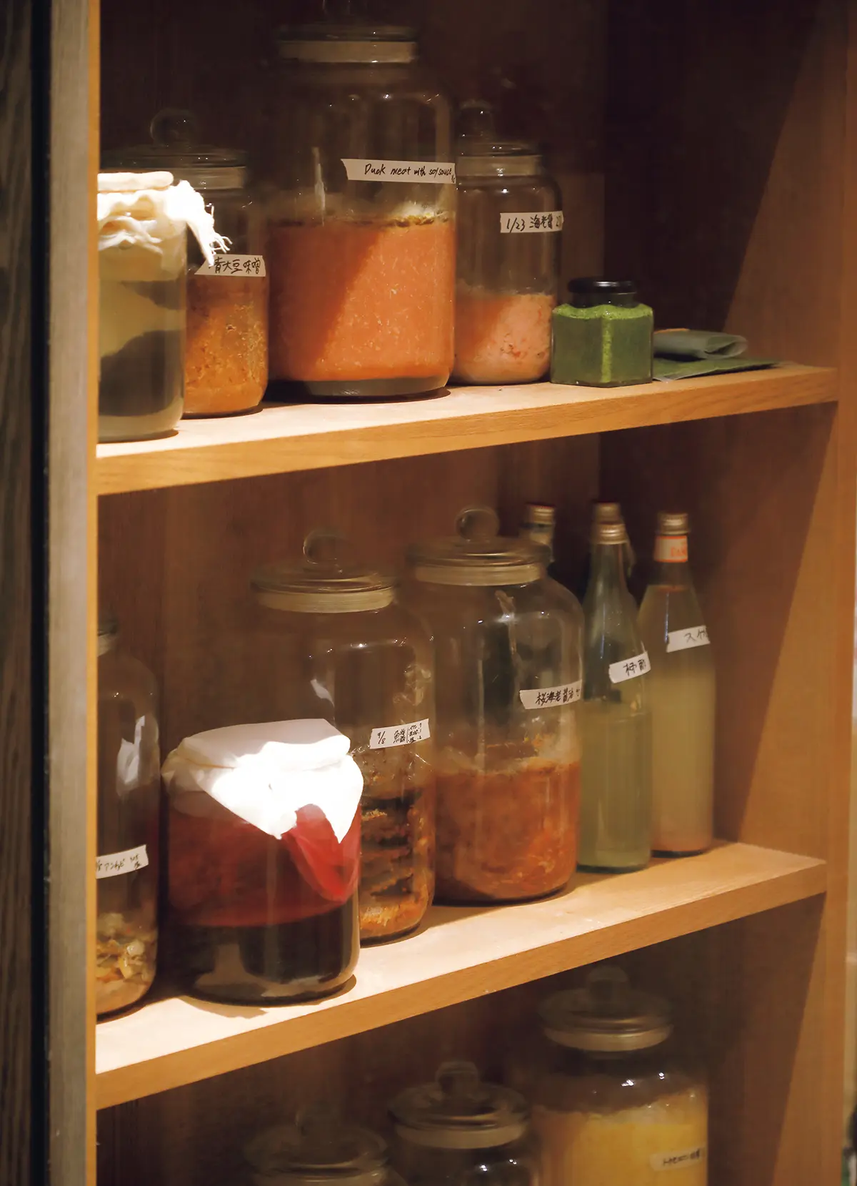発酵・熟成食品が並ぶ棚
