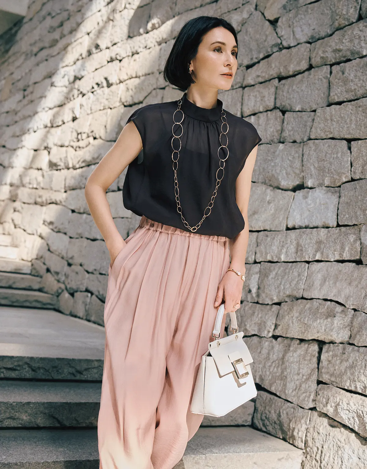 素材から上品に透ける素肌に ギャザーが陰影を添えて