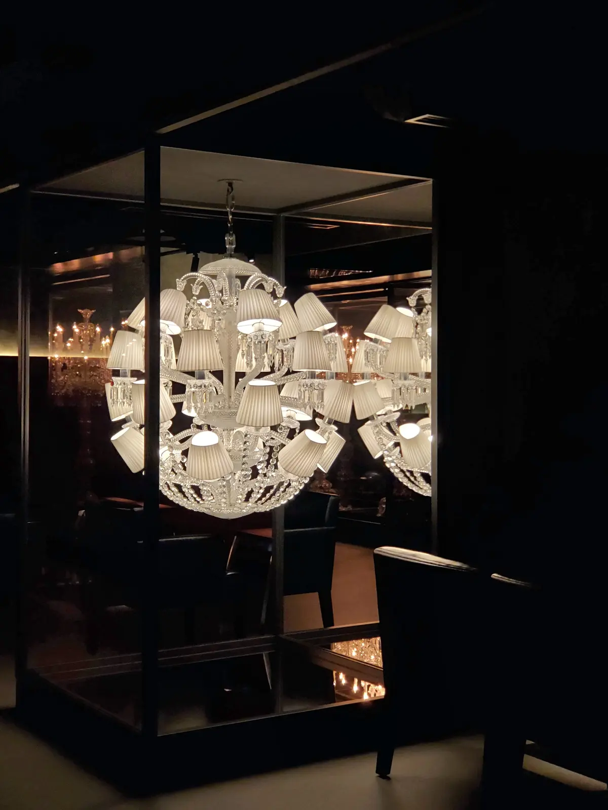 春のホワイトコーデで楽しむ“バカラの世界の画像_1