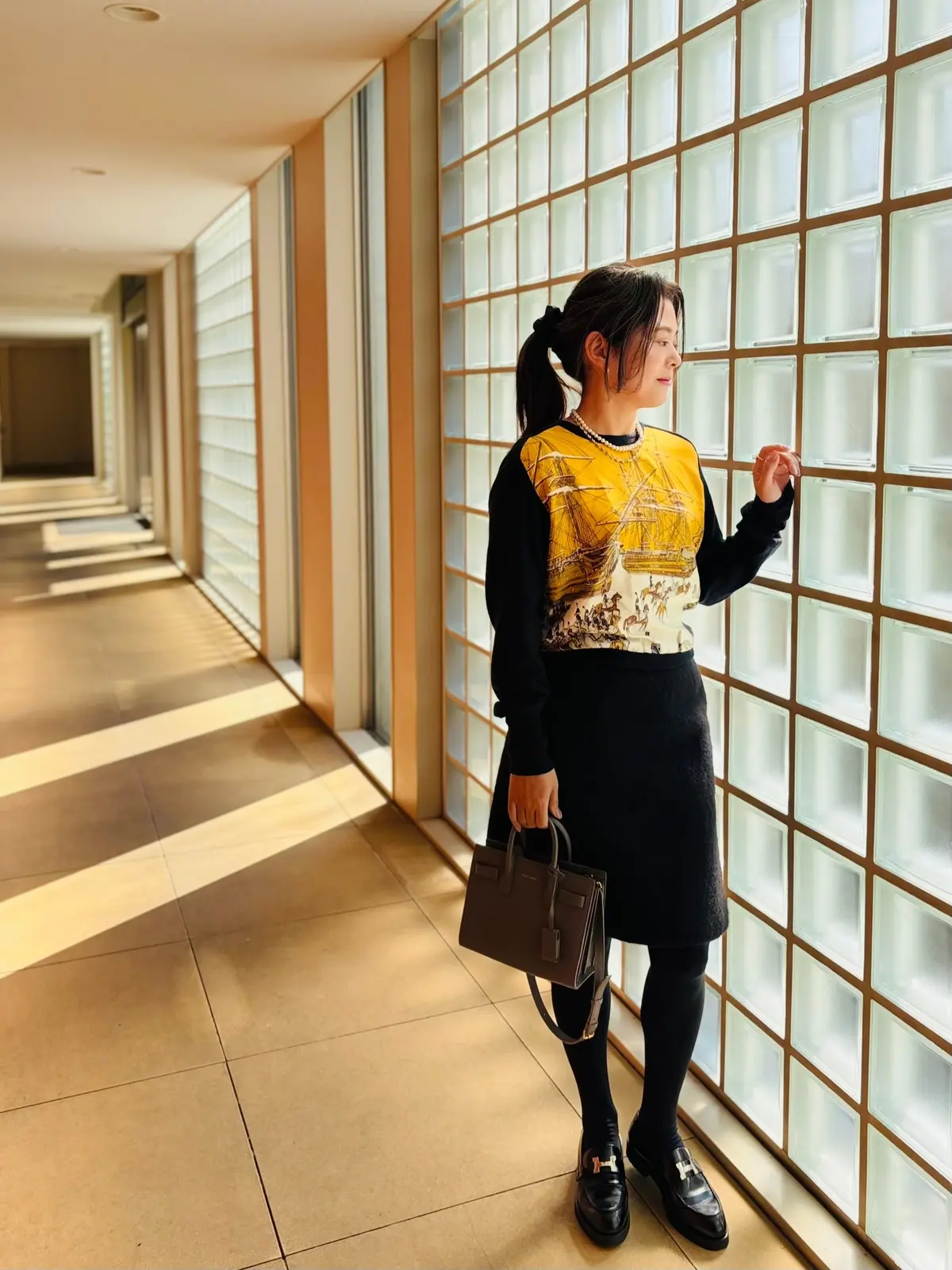 50代女性 記念日ディナーコーデ エルメスヴィンテージニット タイトスカート エルメス　ローファー 上品ミニマルスタイル