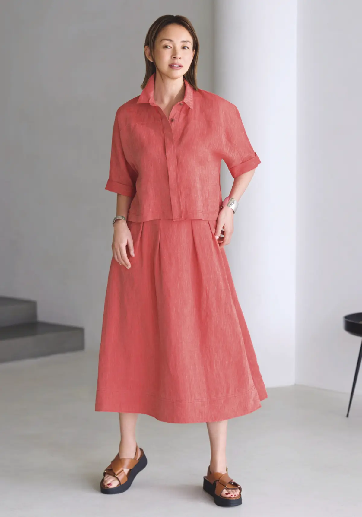 シャンブレーカラーと麻のコンフォータブルな競演