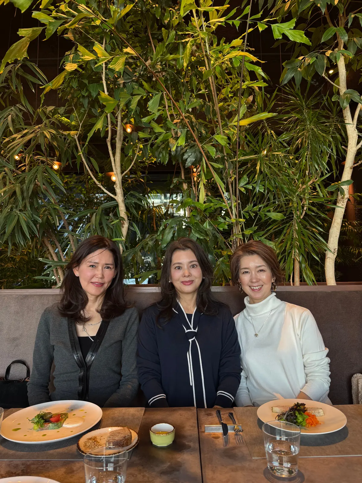 ワントーンコーデでエクラ女子会ランチへ【の画像_4