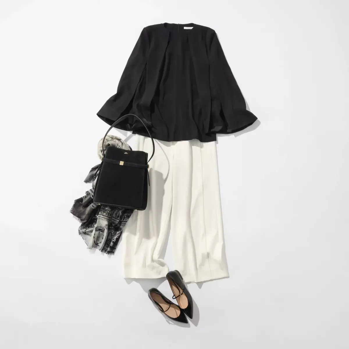 LOOK1  フォーマル感漂う品格トップスで親族のお祝いの会食へ 