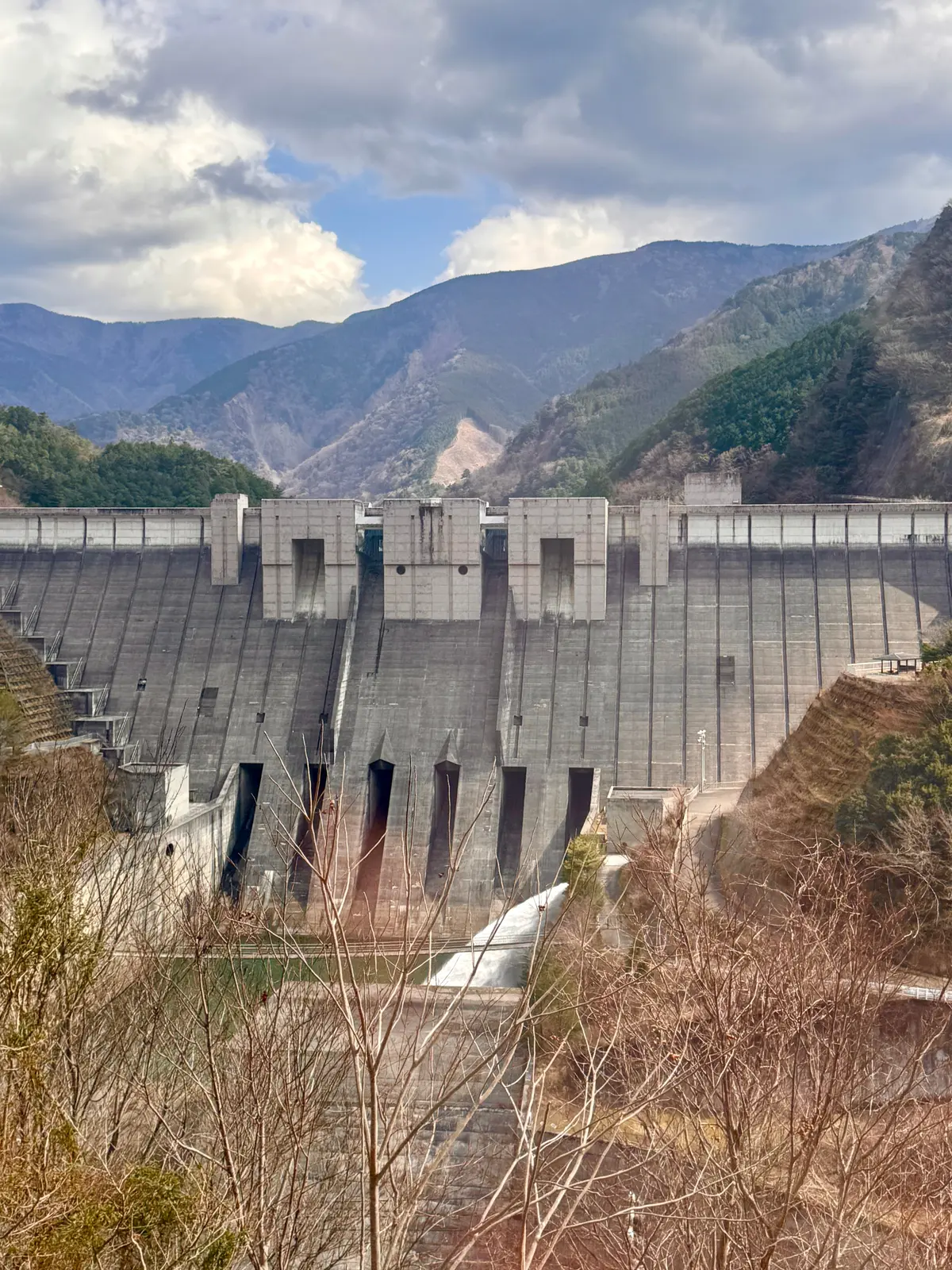 【絶景秘境】エメラルドグリーンの湖に浮かの画像_12