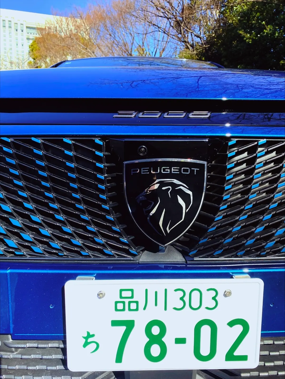 まるも亜希子さんが試乗するプジョー3008　プジョー3008のエンブレム　プジョー3008のフロントグリルアップ