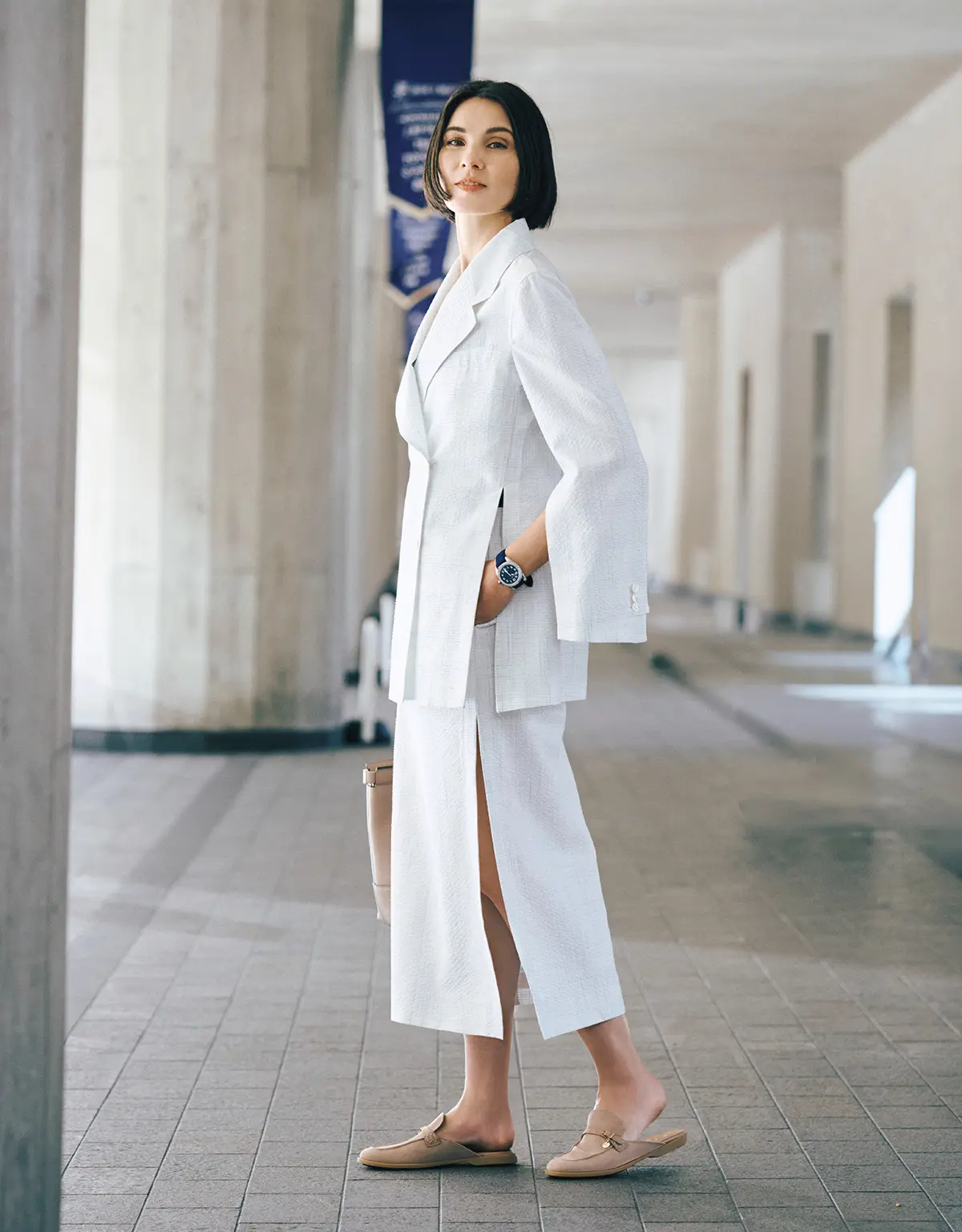 大胆なスリットを上品に昇華する シアサッカーの涼感セットアップ