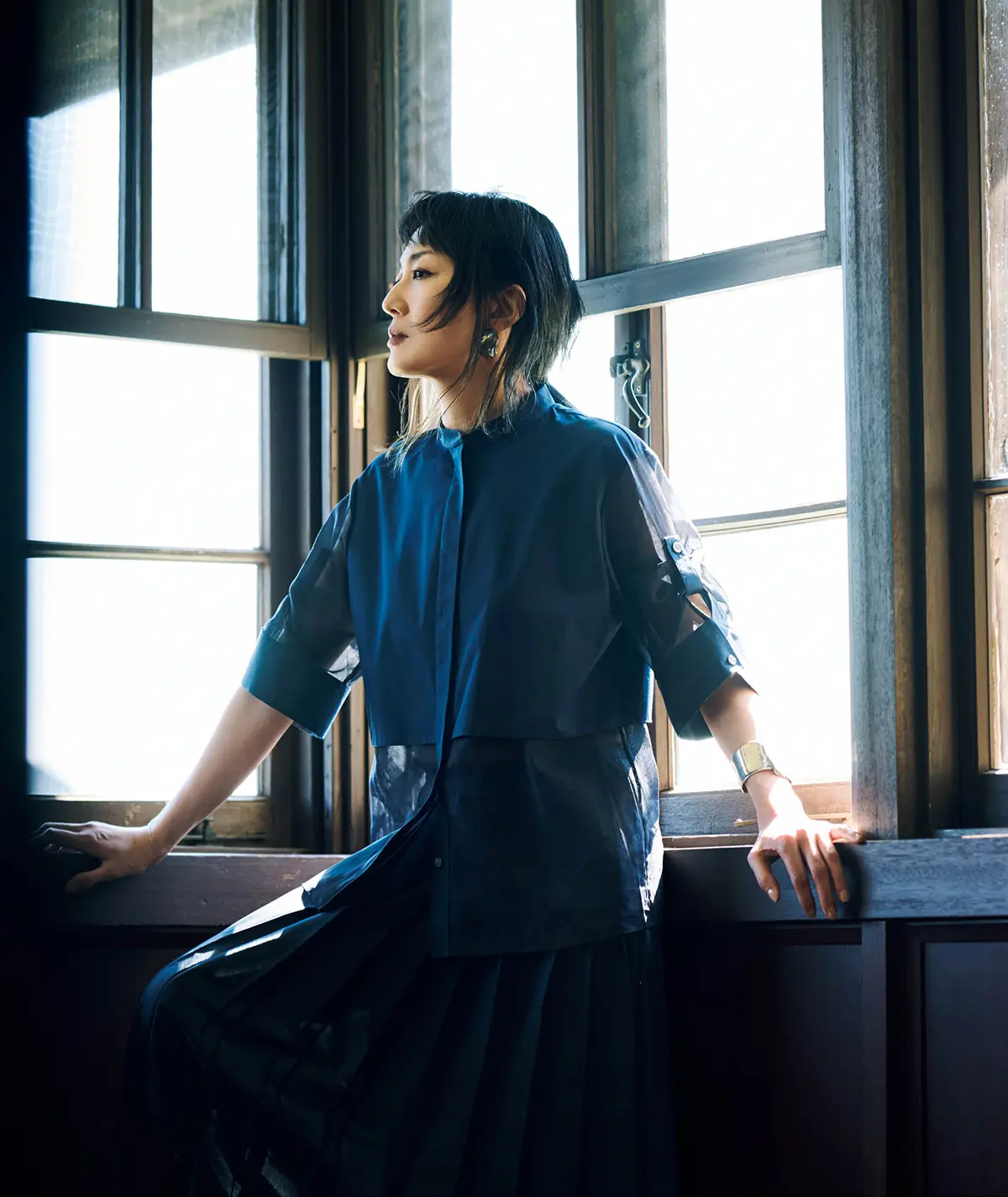 ドラマティックなシアー感シャツが縁取る涼しげなポートレート