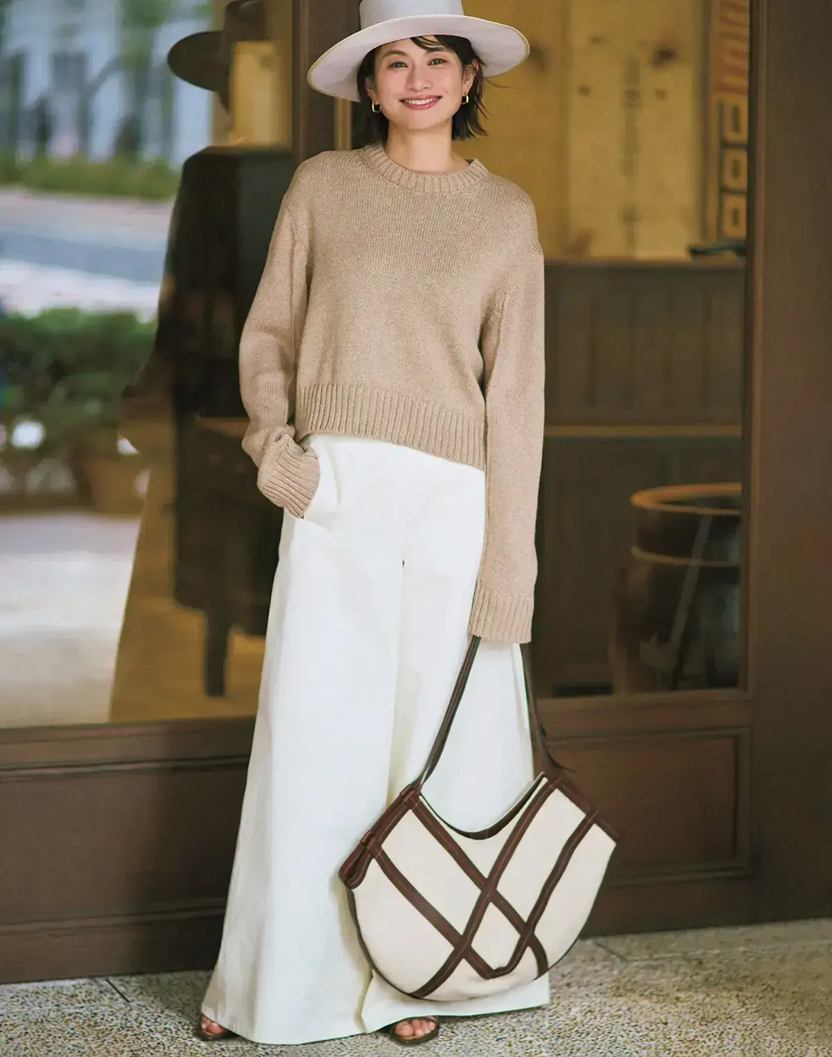 短丈ニット×白のワイドパンツで、黄金比率のＡラインが簡単に実現