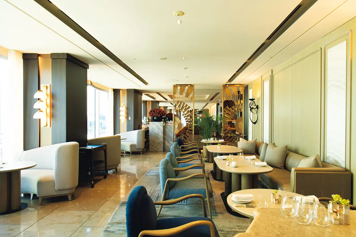 ソファやラウンジチェアでゆったりくつろぎな がら。平日¥7,900、土・日曜、祝日￥9,100（サービス料込み）