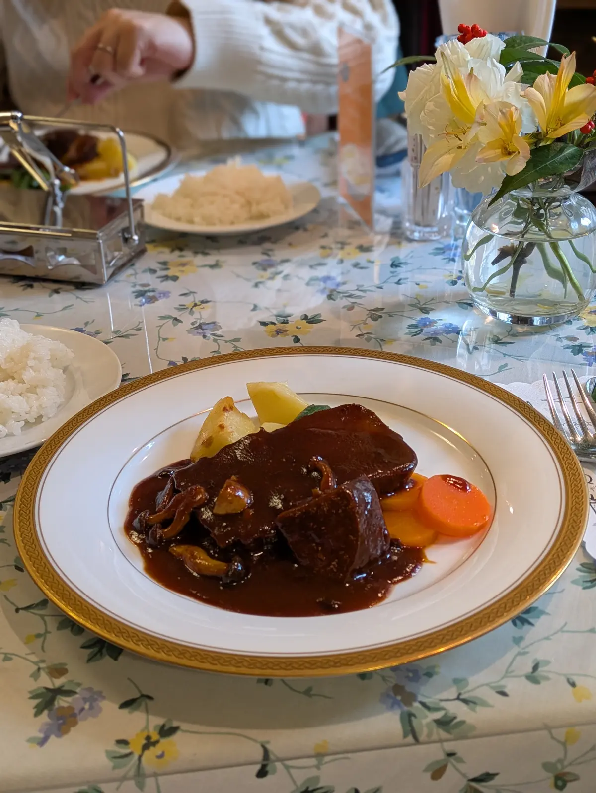 牛タンシチュー。