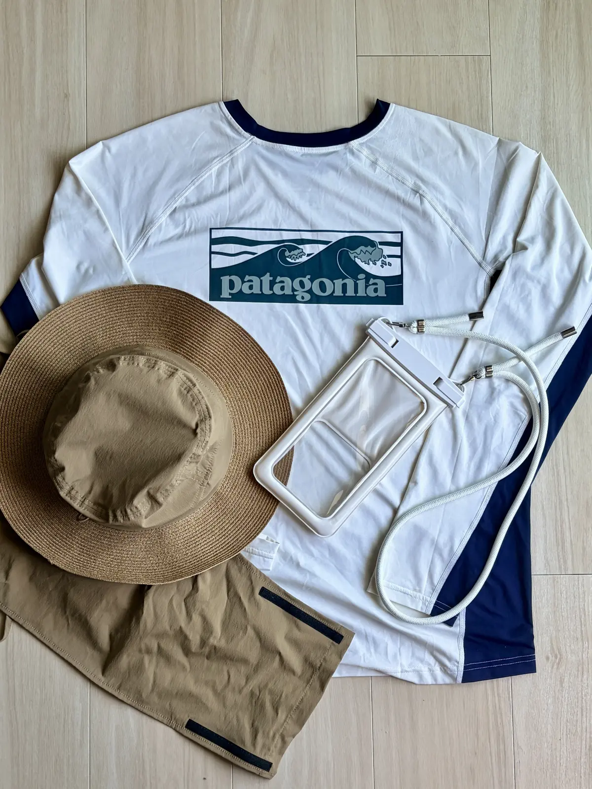 今回揃えた3点（スポーツロンT、タレ付き登山用防止〈麦わらタイプ〉、スマホケース）
