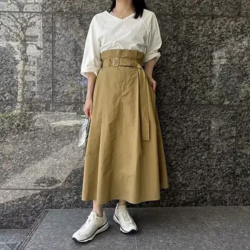 ベージュトーンの都会派カジュアル