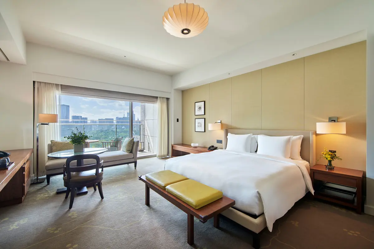 パレスホテル　デラックスツイン・キング with バルコニー 寝室