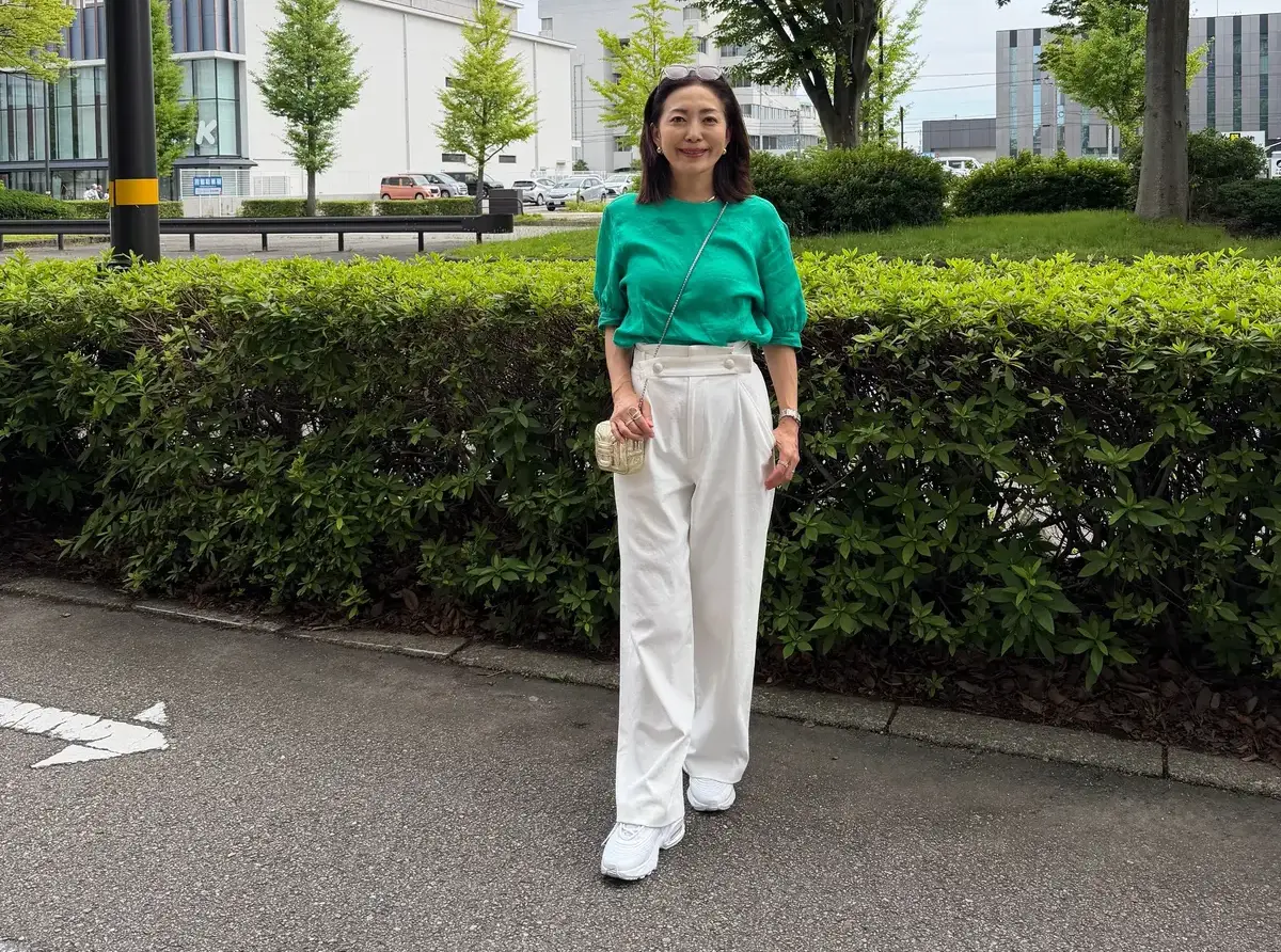 スニーカー　グリーントップス　パンツ　夏コーデ