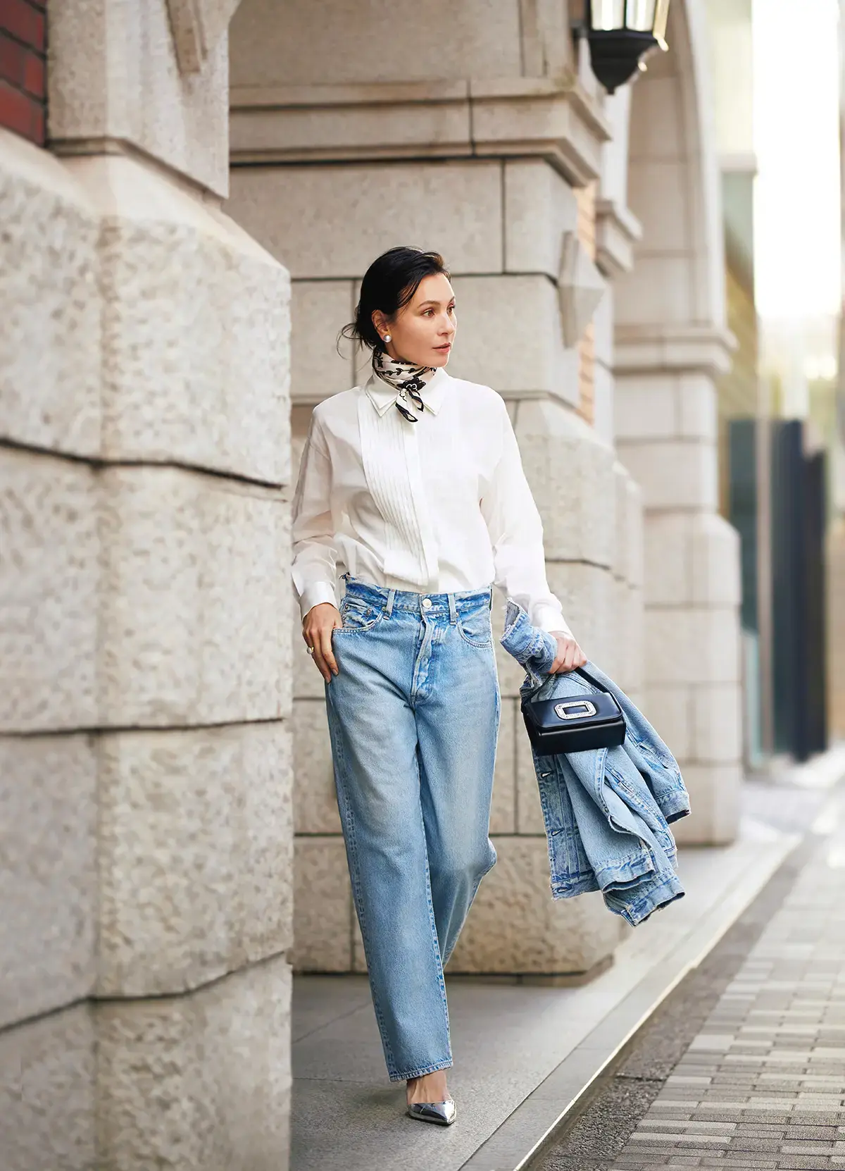 デニム　白シャツ