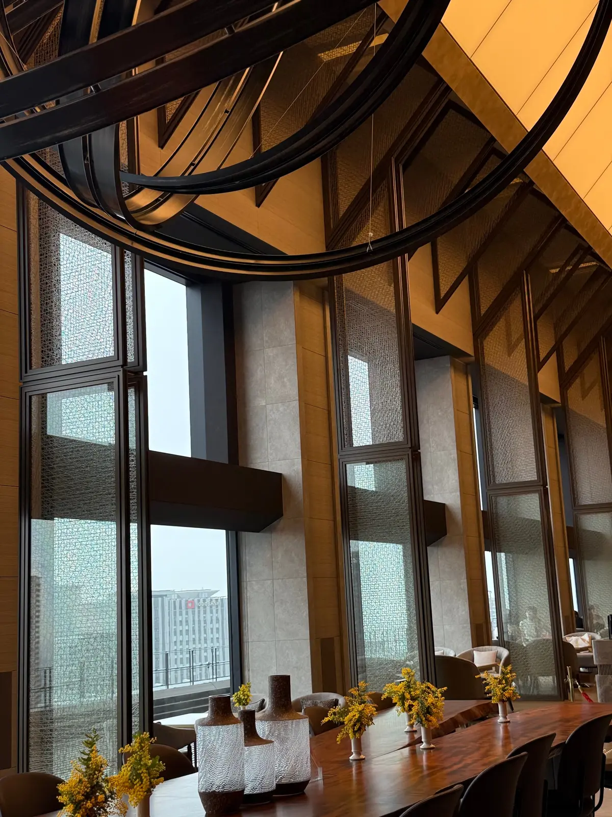 大阪　ホテルグルメ　ホテルカフェ　大阪ステーションホテル　吹き抜け空間　ロビーラウンジ　ストロベリーア