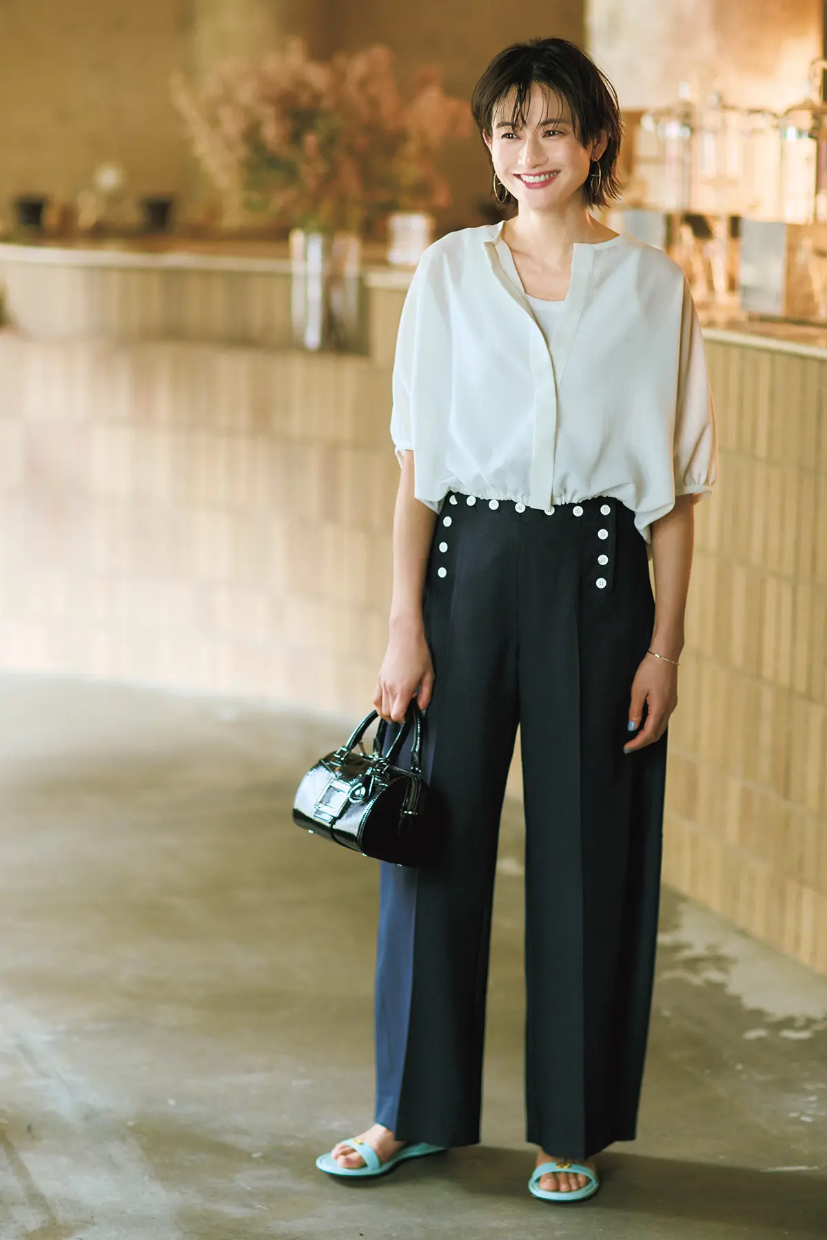 品行方正な白×ネイビーは、 短丈ブラウスでバランスを一新！