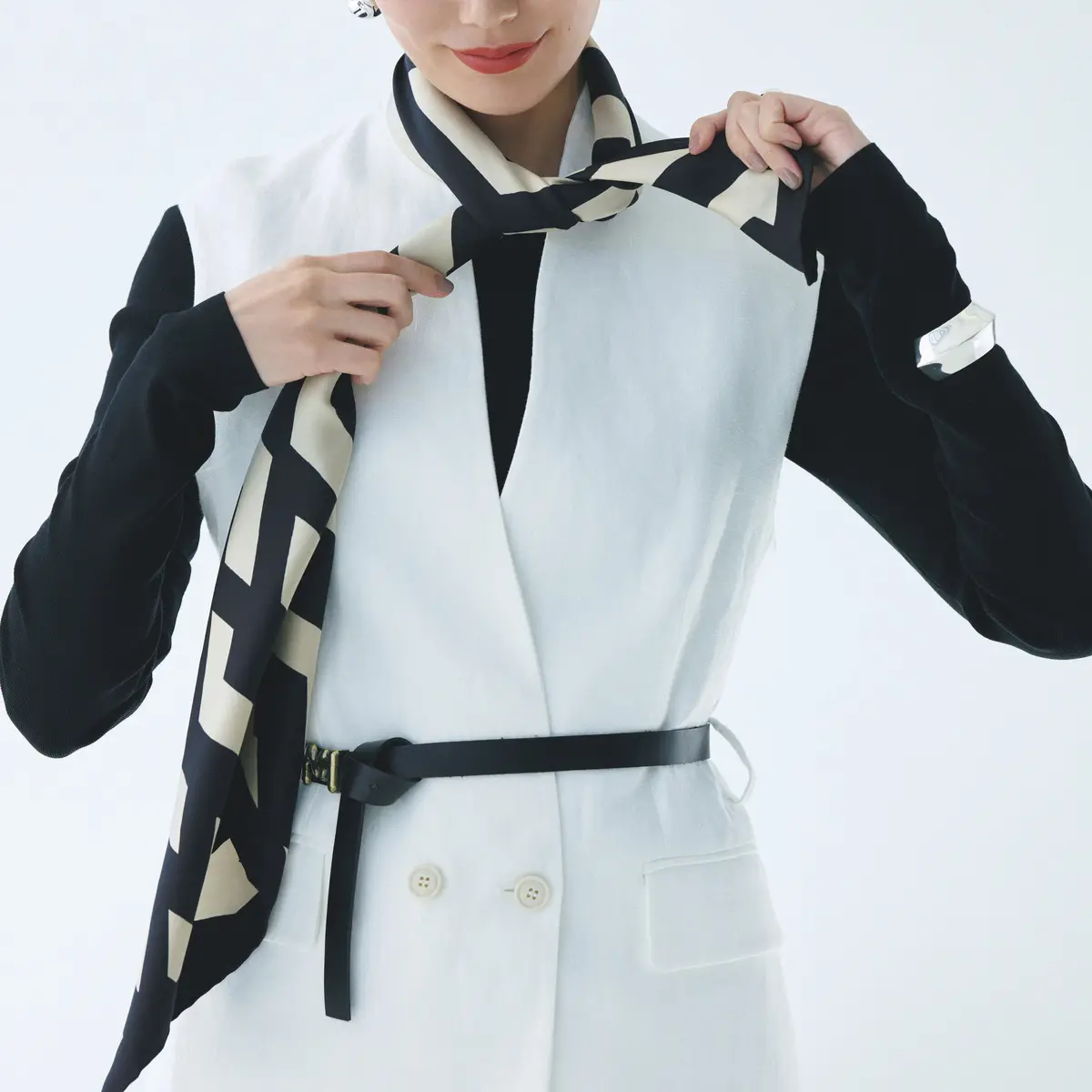 ラルフローレン　スカーフ　巻き方　短いほうをねじるような要領 で、首の前で軽く1回結ぶ