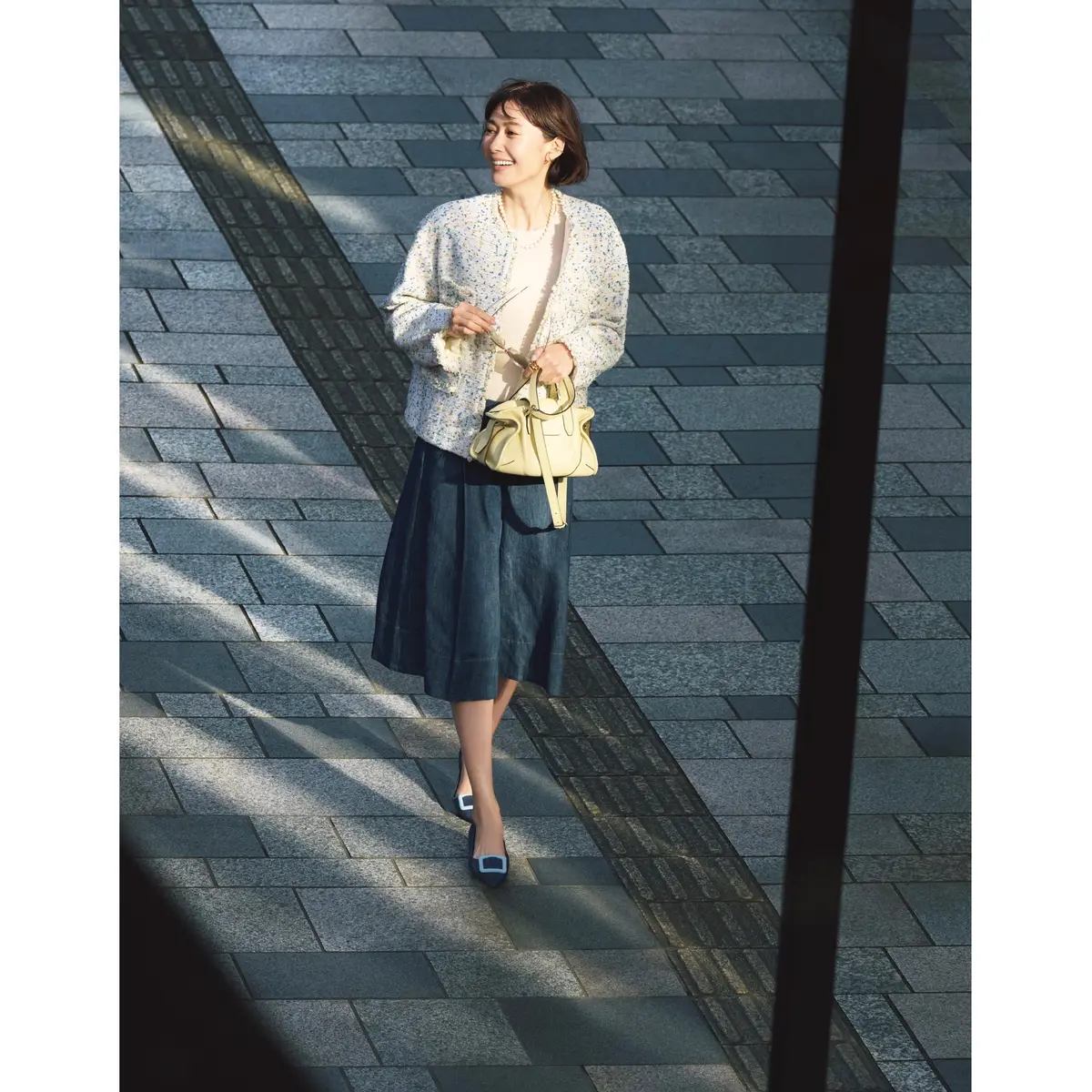 白ツイードジャケットにブルーデニムのミドル丈パンツを合わせたコーディネート　モデル・田丸麻紀