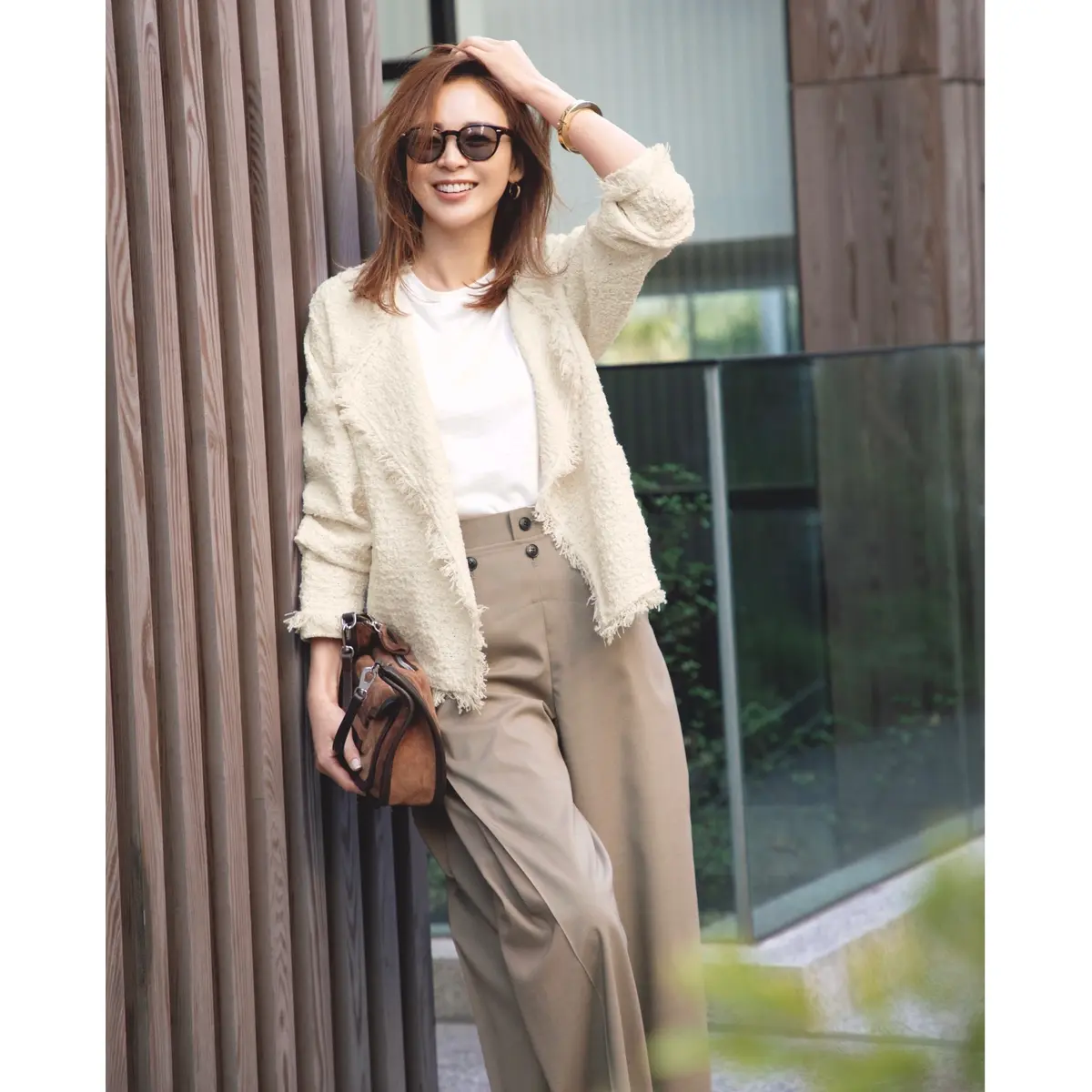 アイボリーのツイードジャケットに白Tシャツとベージュパンツを合わせたコーディネート　モデル・SHIHO