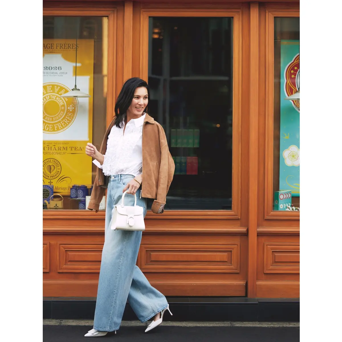 ブラウンのスエードブルゾンに白シャツとブルーデニムパンツを合わせたコーディネート　モデル・田沢美亜