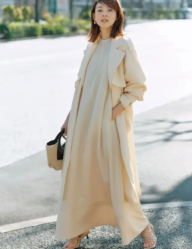 トレンチコートとワンピースという新顔コンビネーション
