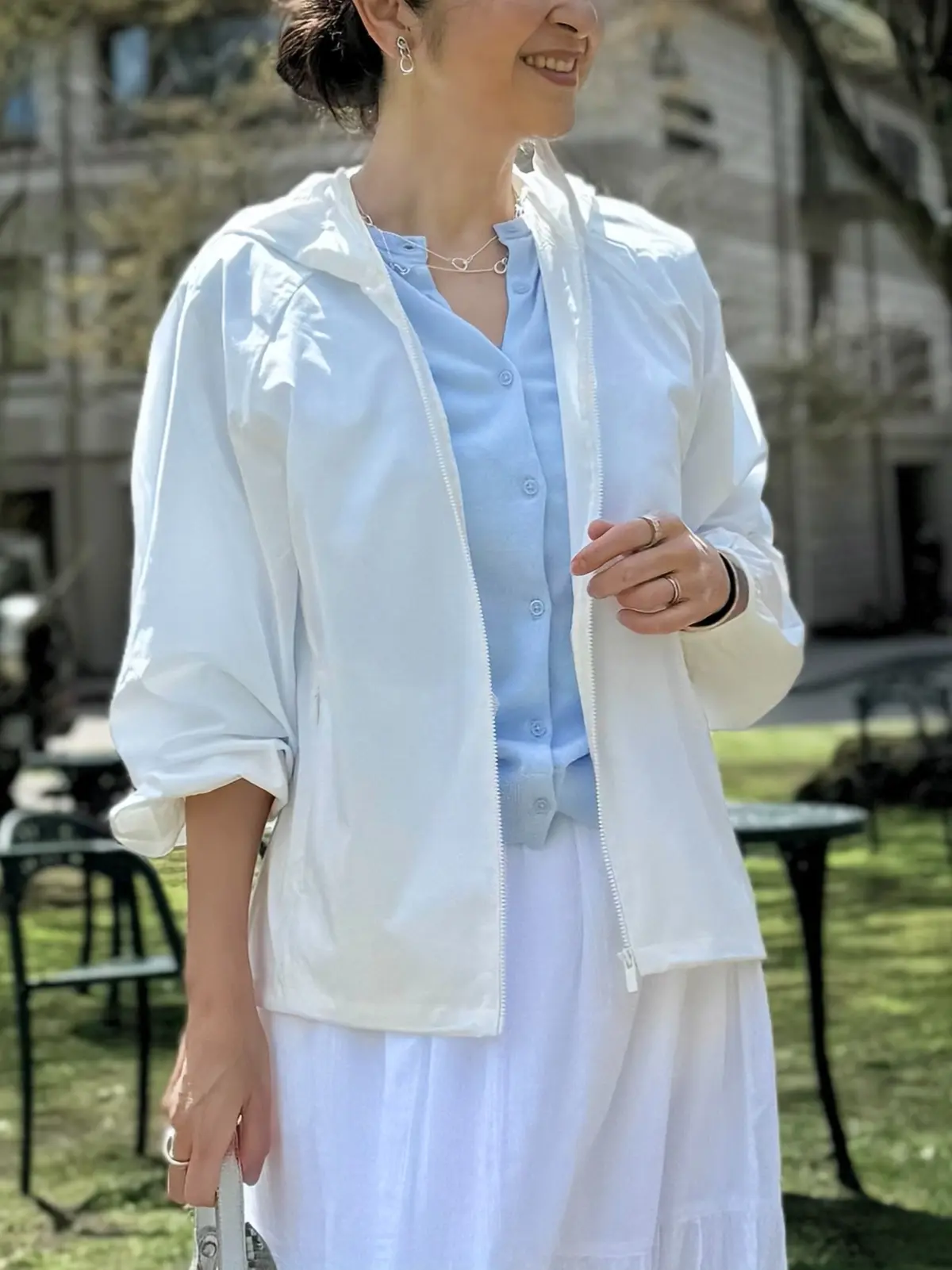 50代ユニクロコーディネート　白ロングスカート、水色ニットカーディガン、白パーカー