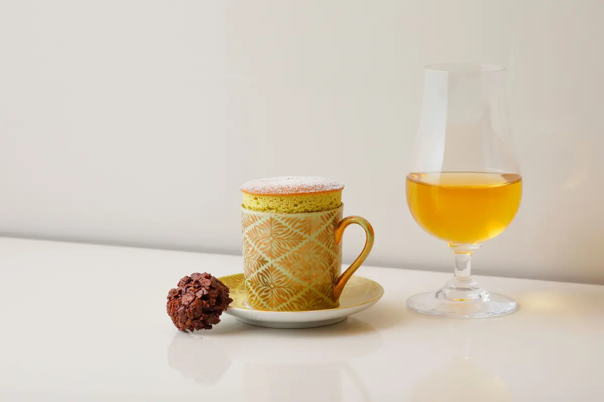 パーク ハイアット 京都「ザ リビングルーム」 桜アフタヌーンティー　ピスタチオとレモンのスフレ