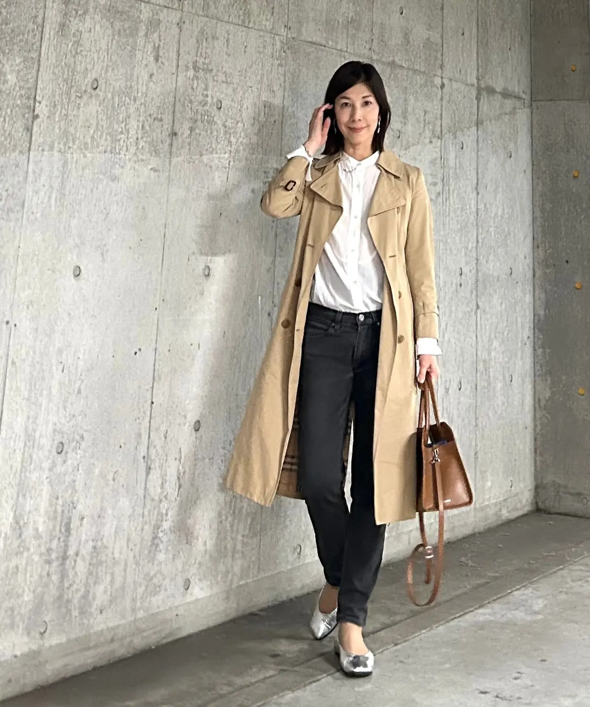 エクラ 華組　綾部佳世さん　トレンチコーデ　50代